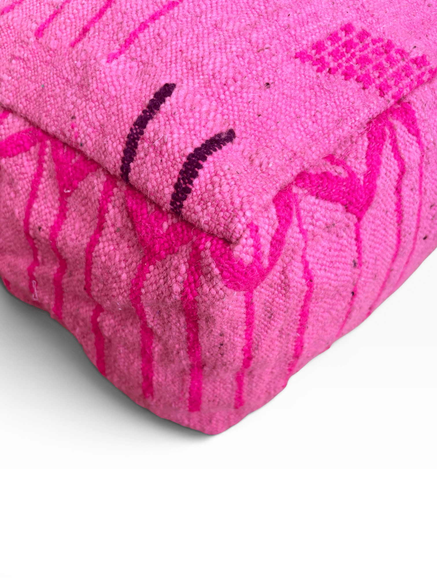 Eine Nahaufnahme des LEY! Bodenkissens – Colorful Line – Pink Edition mit magentafarbenen Mustern auf weißem Hintergrund.
