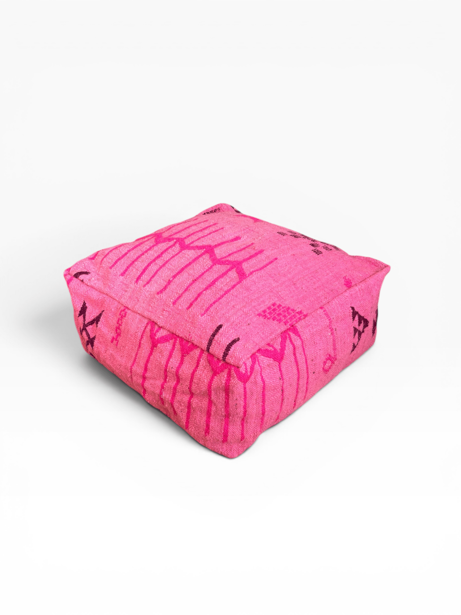 Ein quadratisches, rosa LEY! Bodenkissen – Colorful Line – Pink Edition mit schwarzen und roten Tribal-Mustern auf weißem Hintergrund.
