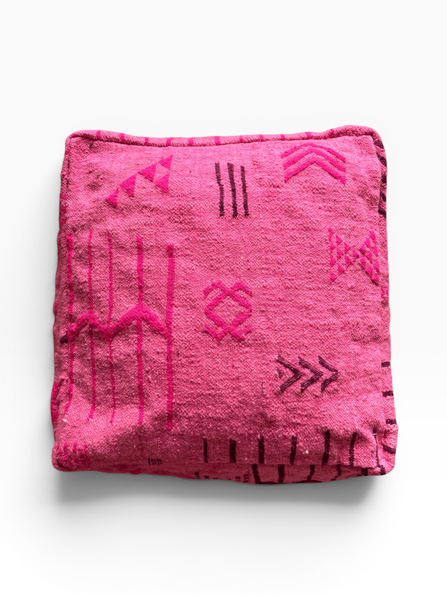 Ein gefaltetes LEY! Bodenkissen – Colorful Line – Pink Edition mit geometrischen Mustern in Dunkelrosa und Lila auf weißem Hintergrund.
