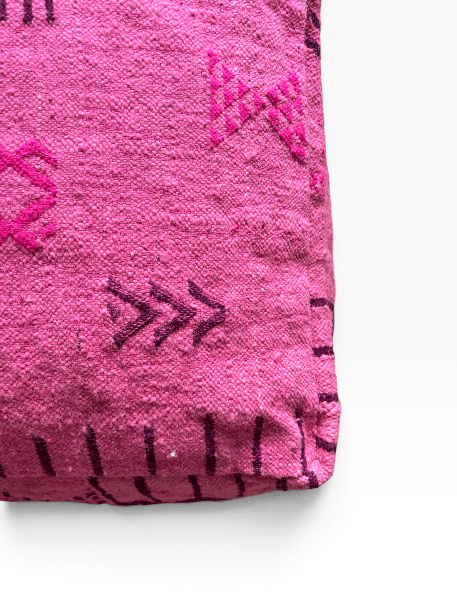 Eine Nahaufnahme des „Bodenkissen – Colorful Line – Pink Edition“ von LEY!, mit rosa und violetten Mustern auf weißem Hintergrund.