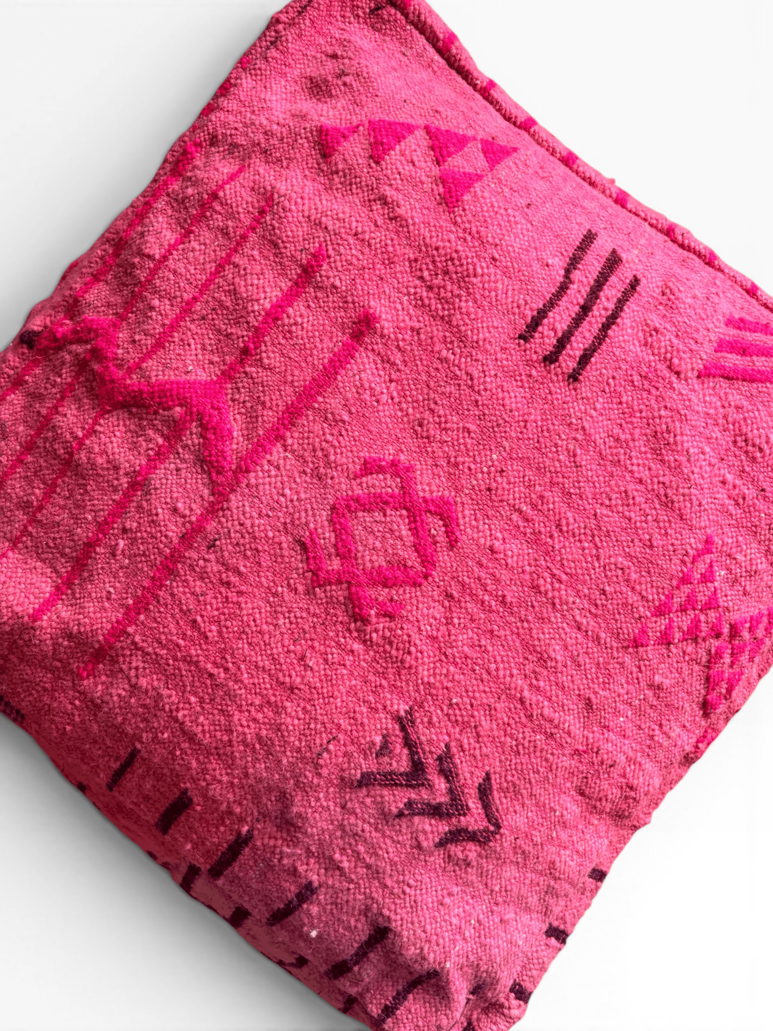 LEY! Bodenkissen – Colorful Line – Pink Edition: quadratisch, rosa, geometrisches Muster mit violetten und dunkelrosa Nähten.
