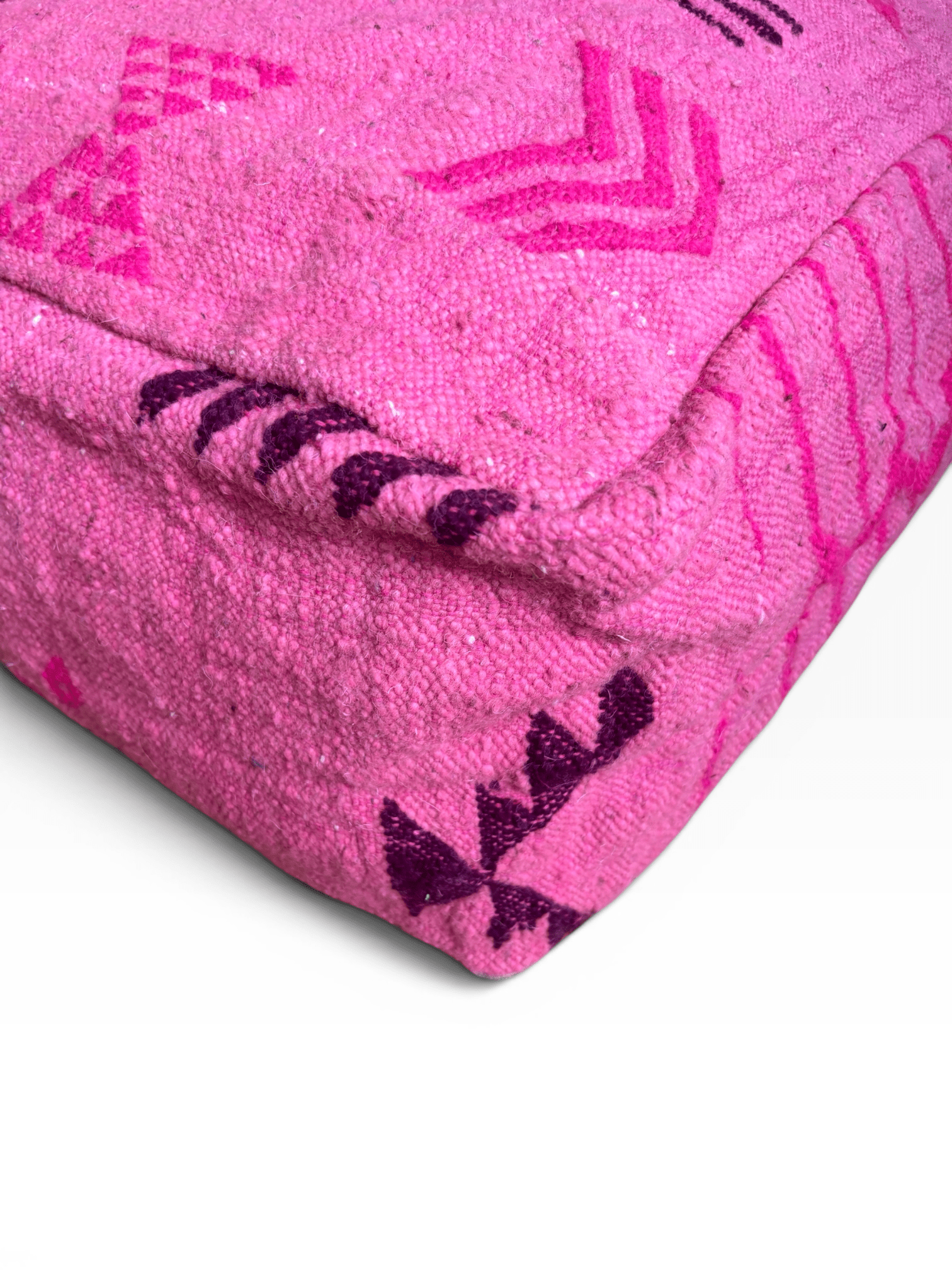 LEY! Bodenkissen – Colorful Line – Pink Edition: geometrisches Muster in Rosa, Lila und Magenta, weiche Wolle, weißer Hintergrund.