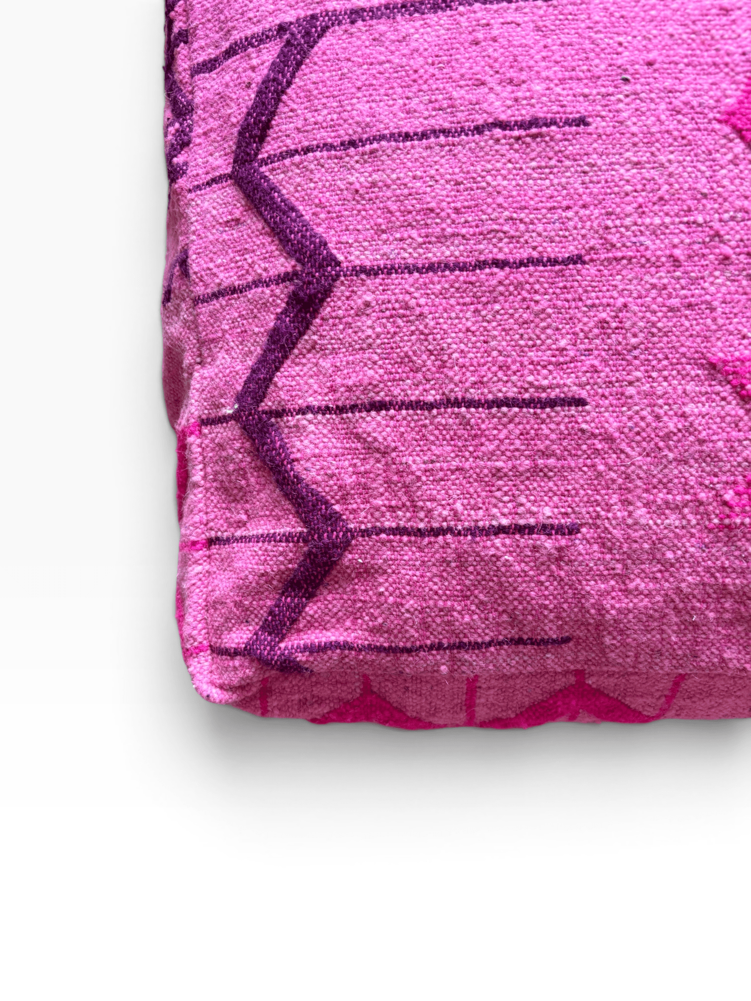 LEY! Bodenkissen – Colorful Line – Pink Edition mit dunkelvioletten Zickzackmustern im Boho-Stil auf weißem Hintergrund.