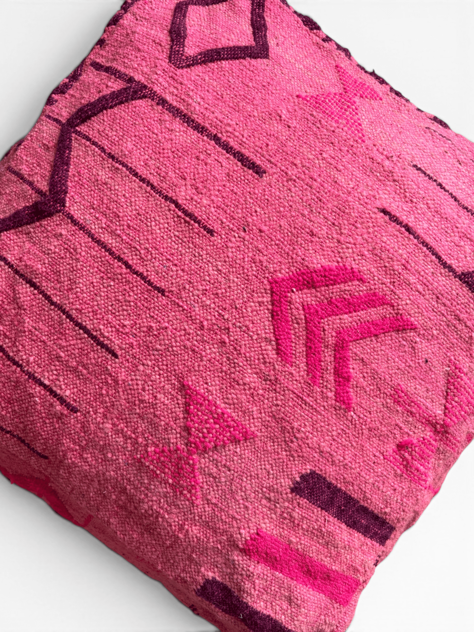 LEY! Bodenkissen – Colorful Line – Pink Edition: rosa Berber-Kissen mit geometrischen Mustern in Lila und Magenta.