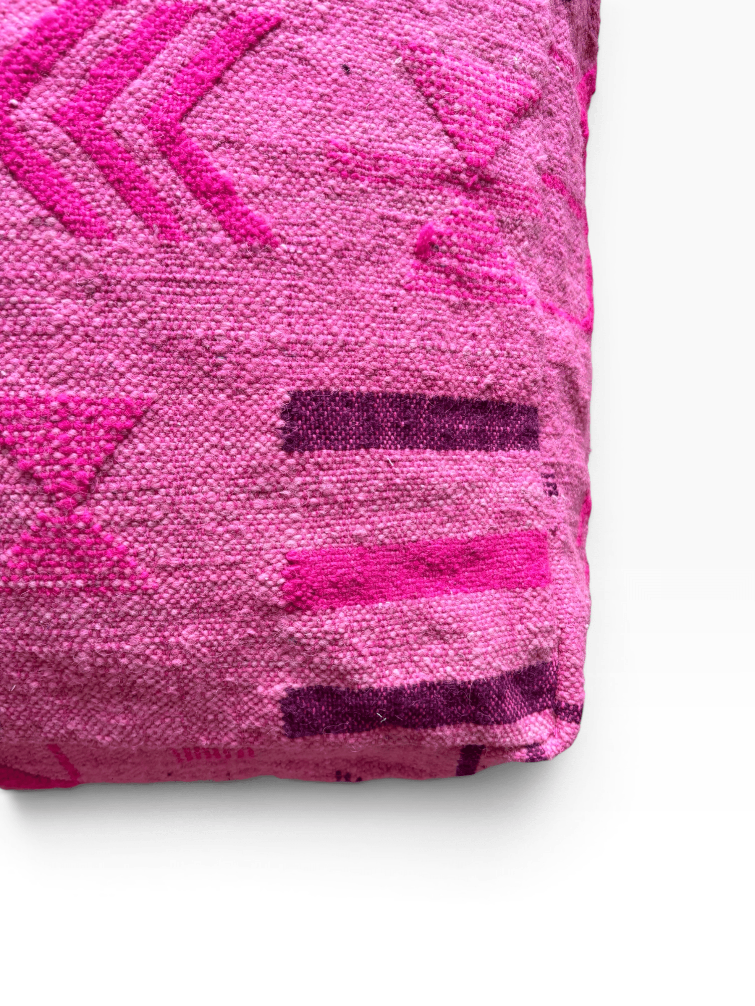 LEY! Bodenkissen – Colorful Line – Pink Edition: stilvolles rosa Sitzkissen mit geometrischen Mustern in Magenta und Lila.
