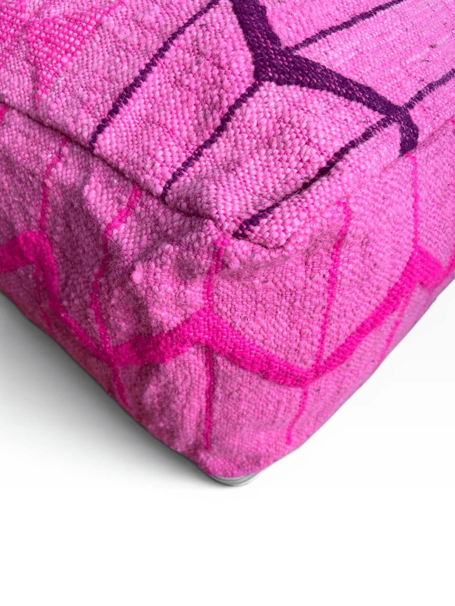 Nahaufnahme des LEY! Bodenkissens – Colorful Line – Pink Edition aus weicher Wolle mit geometrischen Linien in Lila und Magenta.
