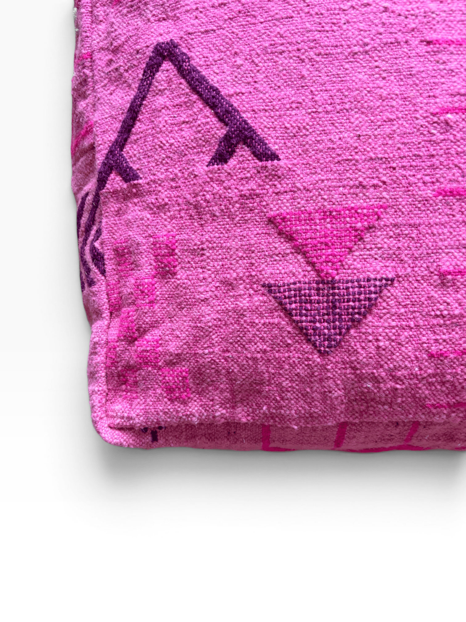 LEY! Bodenkissen – Colorful Line – Pink Edition, mit dunkelvioletten geometrischen Linien auf weißem Hintergrund.