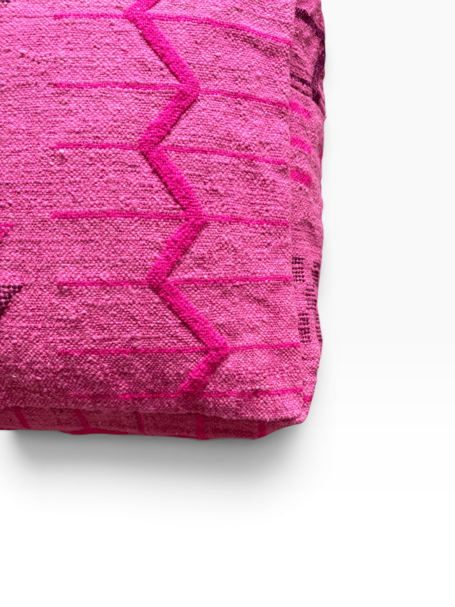 Eine Nahaufnahme des Kissenmodells „LEY! Bodenkissen – Colorful Line – Pink Edition“ mit Zickzackmustern auf weißem Hintergrund.