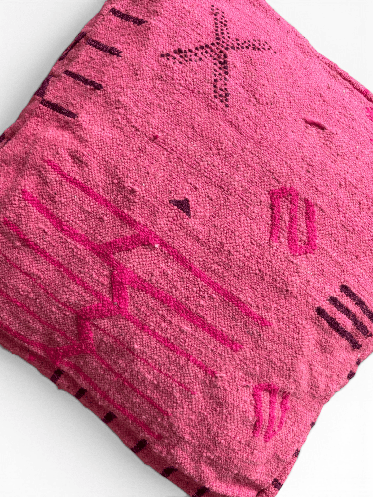 Das LEY! Bodenkissen – Colorful Line – Pink Edition sorgt mit seinen schwarzen geometrischen Mustern und Linienmustern für einen stilvollen Akzent.