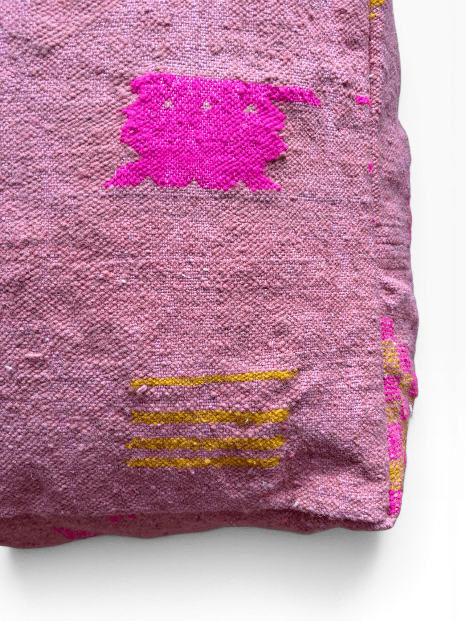 LEY! Bodenkissen – Colorful Line Terra VII: Bodenkissen in der Terrakotta-Edition mit rosa Motiv und gelben Streifen.