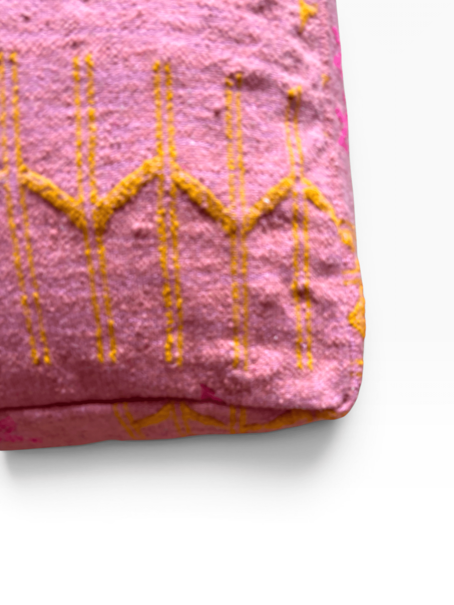 LEY! Bodenkissen – Colorful Line – Terracotta Edition, Terra X, rosa Kissen mit gelber Stickerei auf weißem Hintergrund.