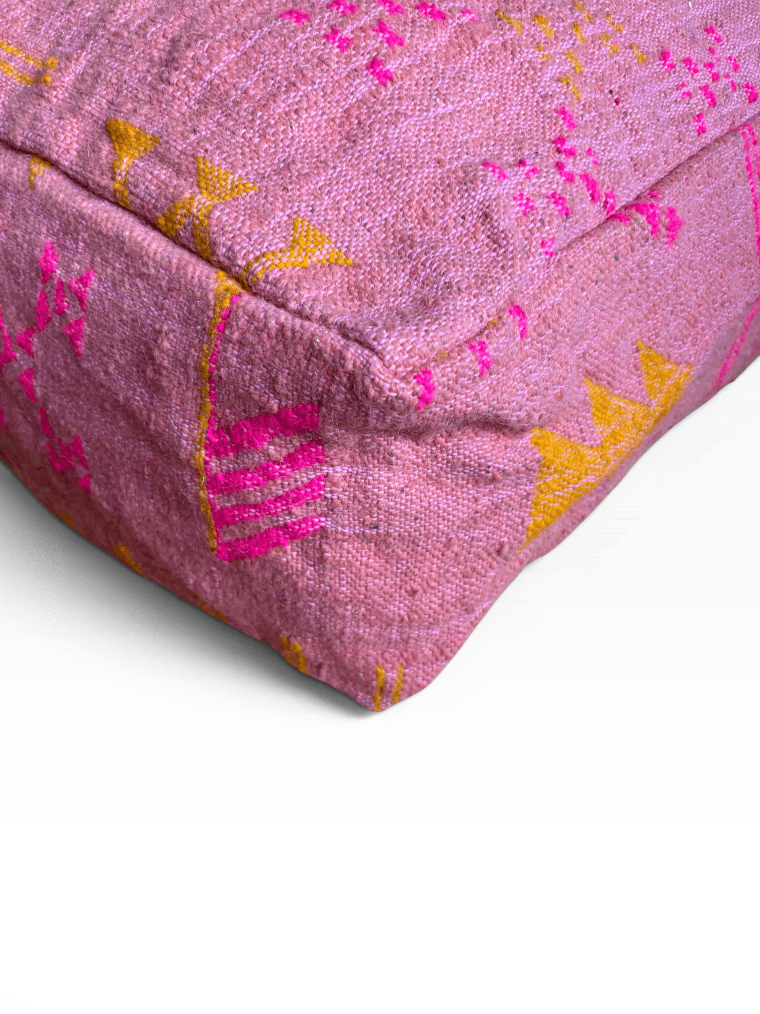 Nahaufnahme von LEY! Bodenkissen – Colorful Line – Terra X in Terrakotta mit geometrischen Mustern auf weißem Hintergrund.