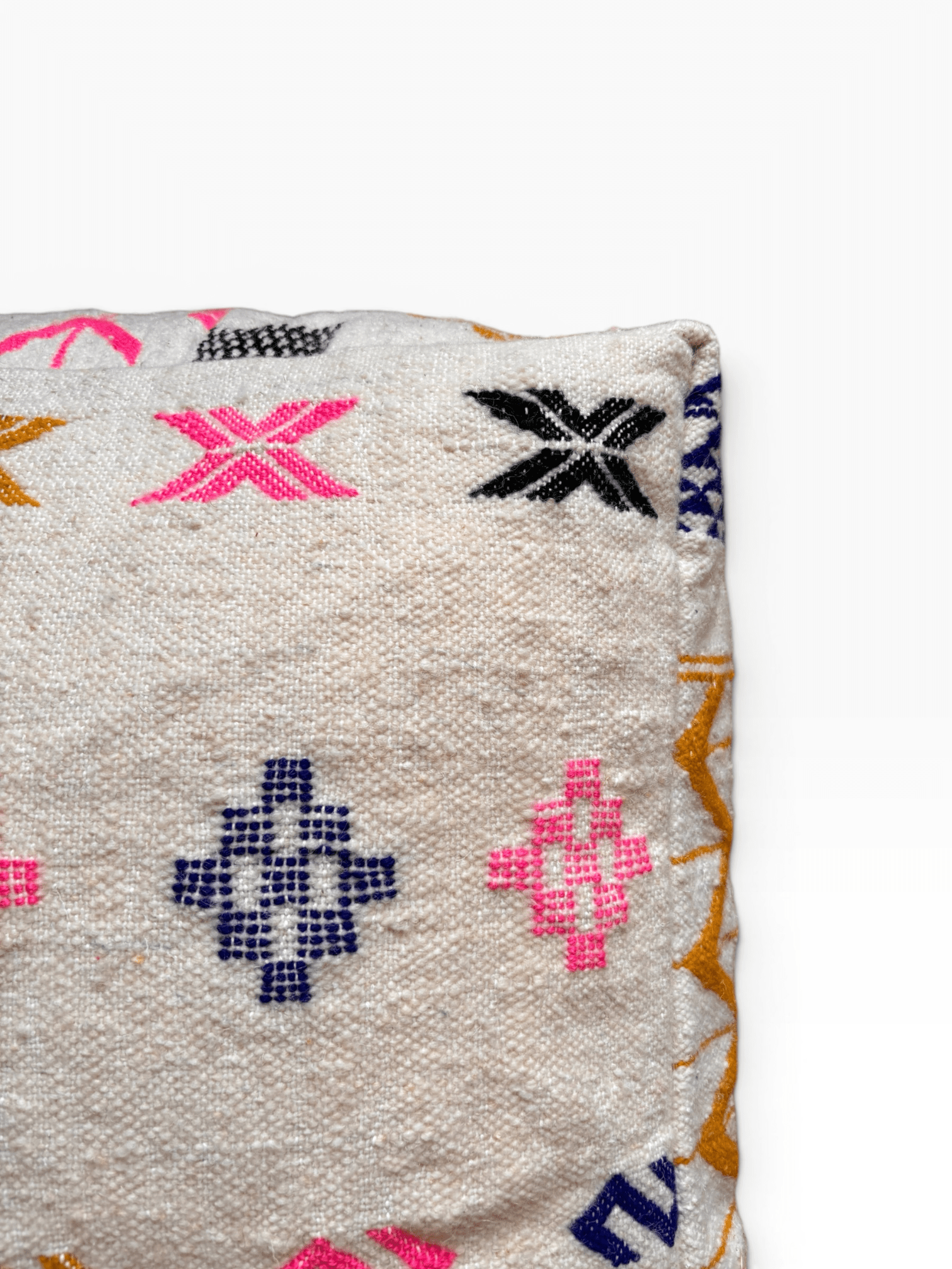 LEY! Bodenkissen – Colorful Line – Lavina: Beiges Wollkissen mit bunten geometrischen Mustern auf weißem Hintergrund.