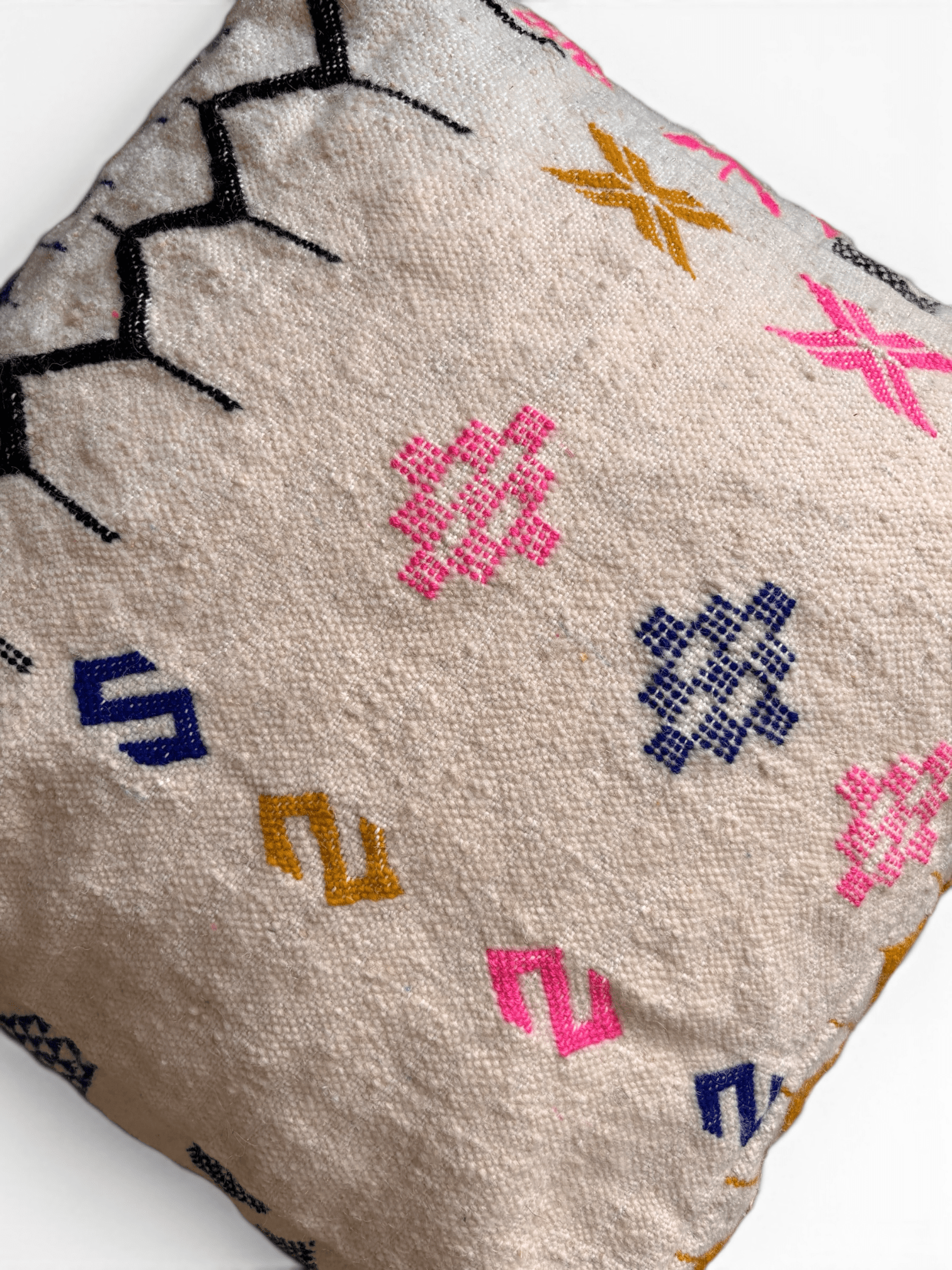 LEY! Bodenkissen – Colorful Line – Lavina: Beiges Kissen mit geometrischen Mustern in Rosa, Blau, Gelb und Schwarz.