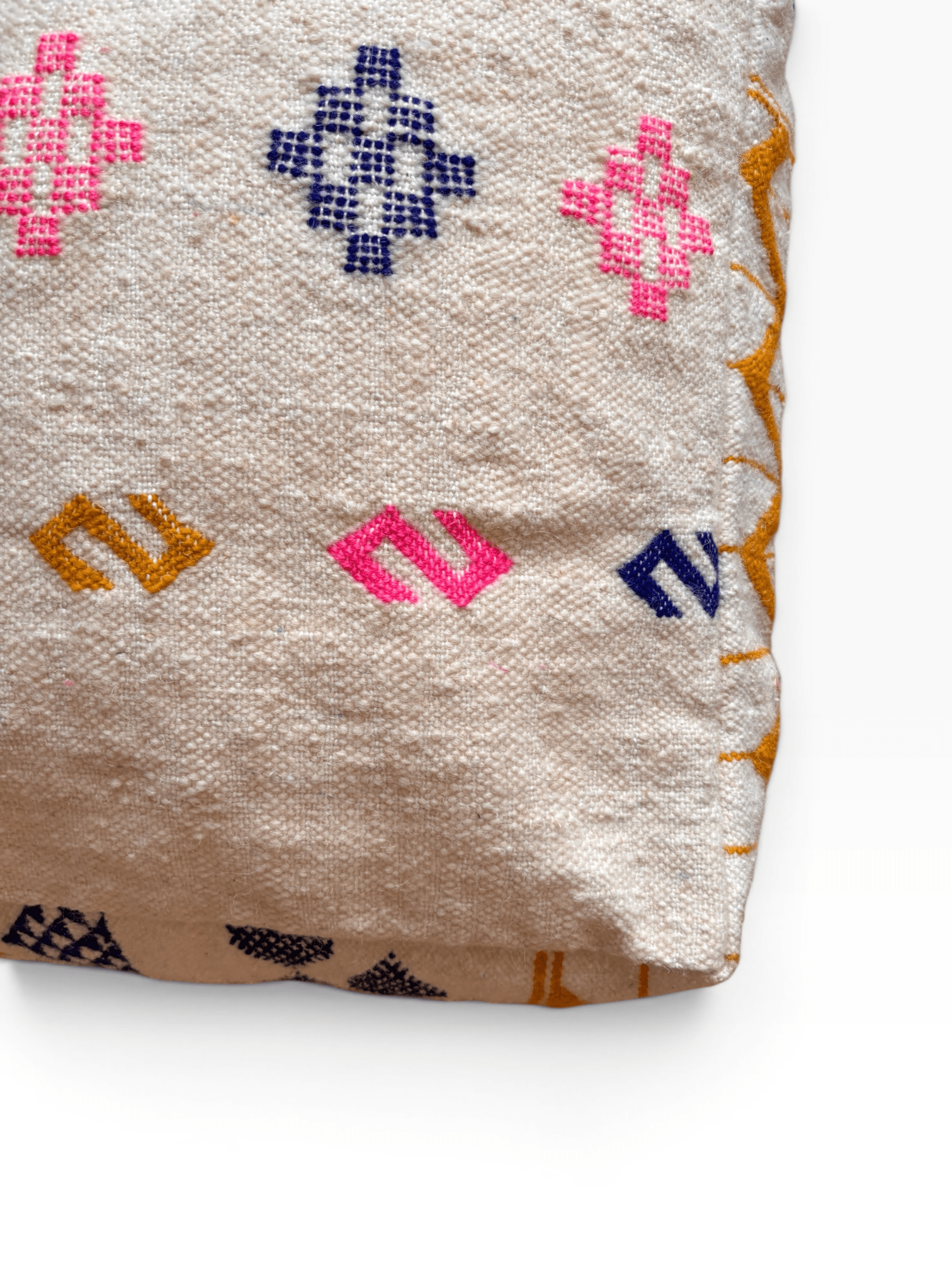 Das LEY! Bodenkissen – Colorful Line – Lavina: beiges Kissen mit rosa, blauen und gelben geometrischen Stickereien und einer gestickten Einfassung.