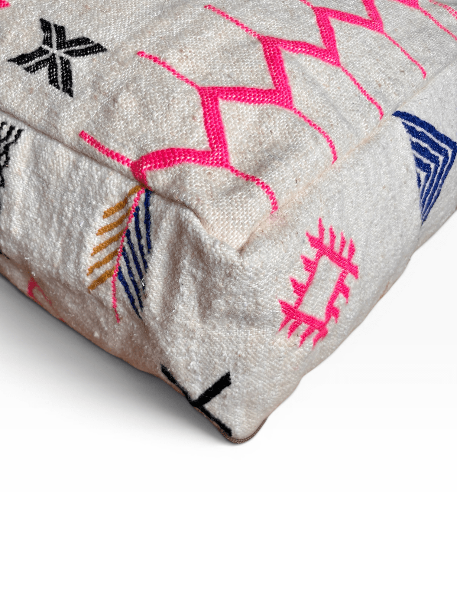 Das LEY! Bodenkissen – Colorful Line – Lilina: beige, aus Wolle, mit bunten geometrischen Stickereien auf weißem Grund.