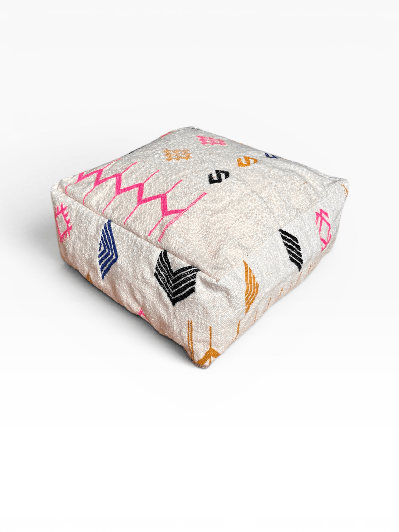 Bodenkissen – Colorful Line – Lilina von LEY!: Quadratisches Kissen mit geometrischen Mustern in Rosa, Blau, Schwarz und Gold.