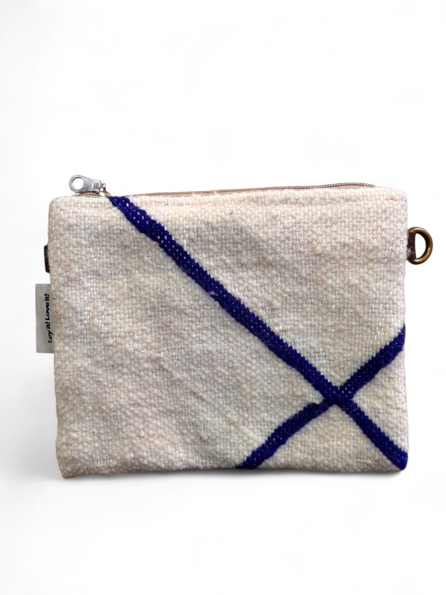 Die LEY! Tasche - Classic Line - 15x20cm ist eine rechteckige, strukturierte beige Schurwolle-Tasche mit einem Reißverschluss, zwei dunkelblauen diagonalen Linien auf der Vorderseite, einem kleinen Stoffanhänger auf der linken Seite und einem Metallring auf der rechten Seite.