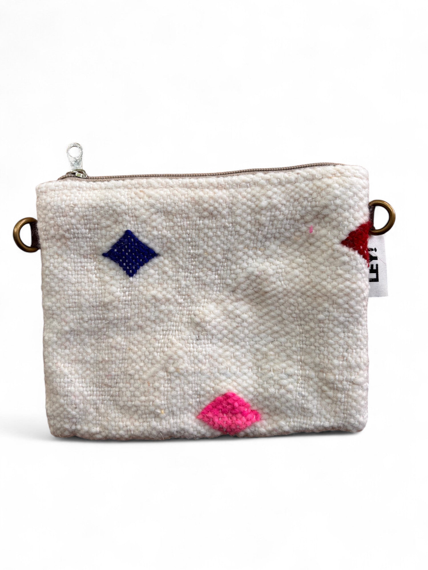 Die LEY! Tasche - Colorful Line - 15x20cm ist eine kleine, strukturierte, cremefarbene Schurwolle-Tasche mit Metallringen, blau/rot/rosa Rautenmustern, einem weißen Seitenanhänger und handgefertigt im Stil der Handarbeit Marrakesch.