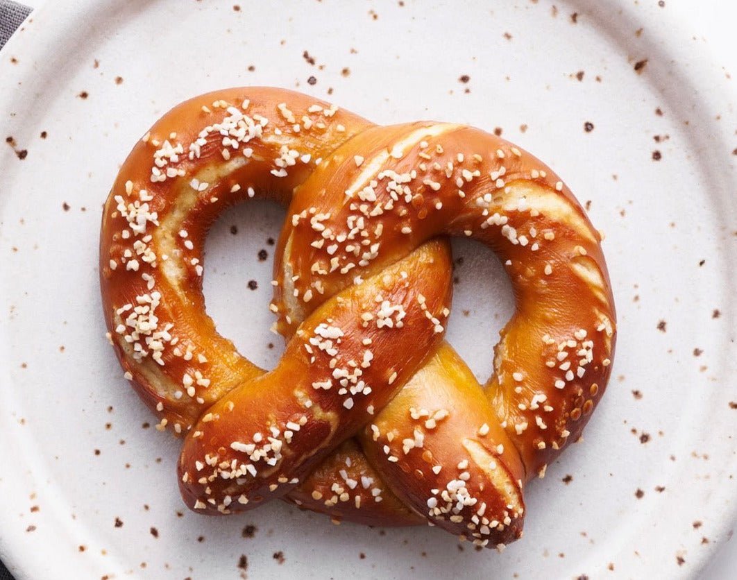 Die „LEY! Wiesn Edition Servusi“-Kappe in Blau ist eine stilvolle Wahl, um deinen Fest-Look abzurunden.