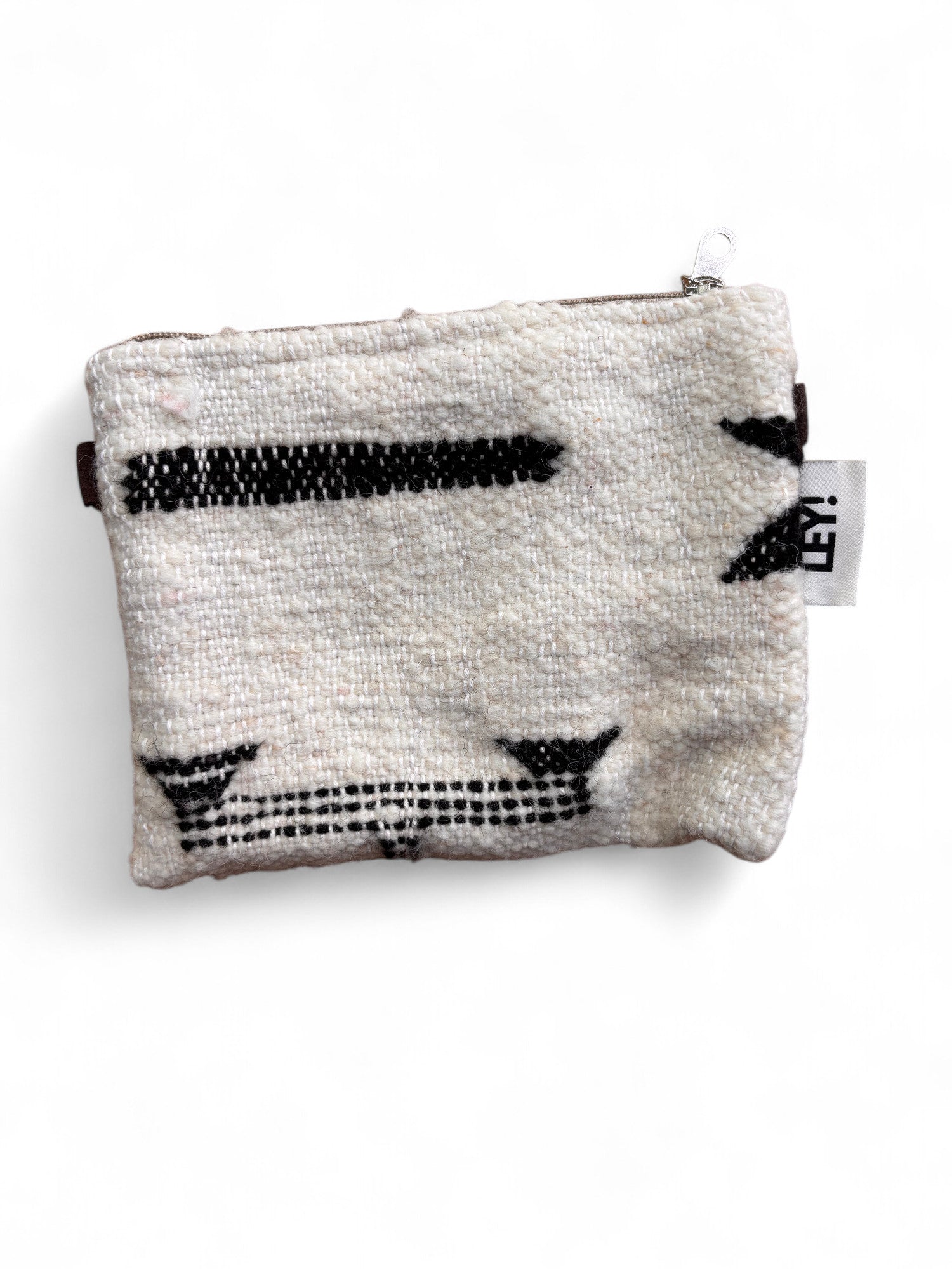 Die LEY! Tasche - Classic Line - 15x20cm zeichnet sich durch cremefarbene Schurwolle, schwarze geometrische Muster, einen braunen Reißverschluss und ein weißes Etikett mit schwarzem Text aus - Teil unserer Handarbeit Marrakesch Kollektion.