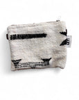 Die LEY! Tasche - Classic Line - 15x20cm zeichnet sich durch cremefarbene Schurwolle, schwarze geometrische Muster, einen braunen Reißverschluss und ein weißes Etikett mit schwarzem Text aus - Teil unserer Handarbeit Marrakesch Kollektion.
