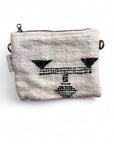Die LEY! Tasche - Classic Line - 15x20cm ist eine kleine, handgefertigte Schurwolle-Tasche mit Reißverschluss, schwarzem, geometrischem Muster auf weißem Grund und seitlichen Metallringen, die den charakteristischen, minimalistischen Stil der Marke unterstreicht.