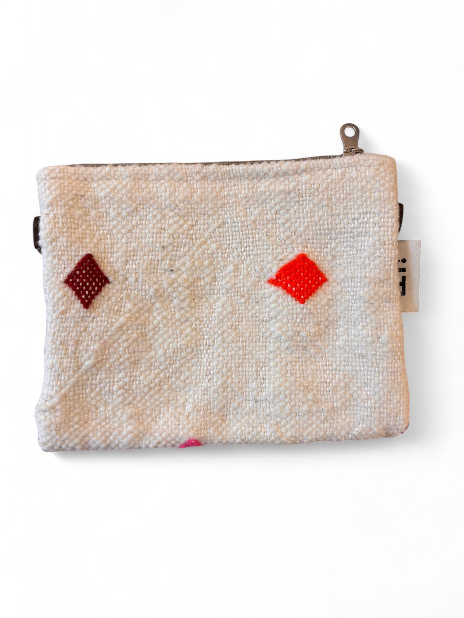 Die LEY! Tasche - Colorful Line - 15x20cm ist eine kleine, cremefarbene Tasche mit roten und orangefarbenen Rautenmustern, einer strukturierten Schurwoll-Oberfläche, einem Metallreißverschluss, einem seitlichen Stoffanhänger und einem schlichten, minimalistischen Design von Handarbeit Marrakesch.