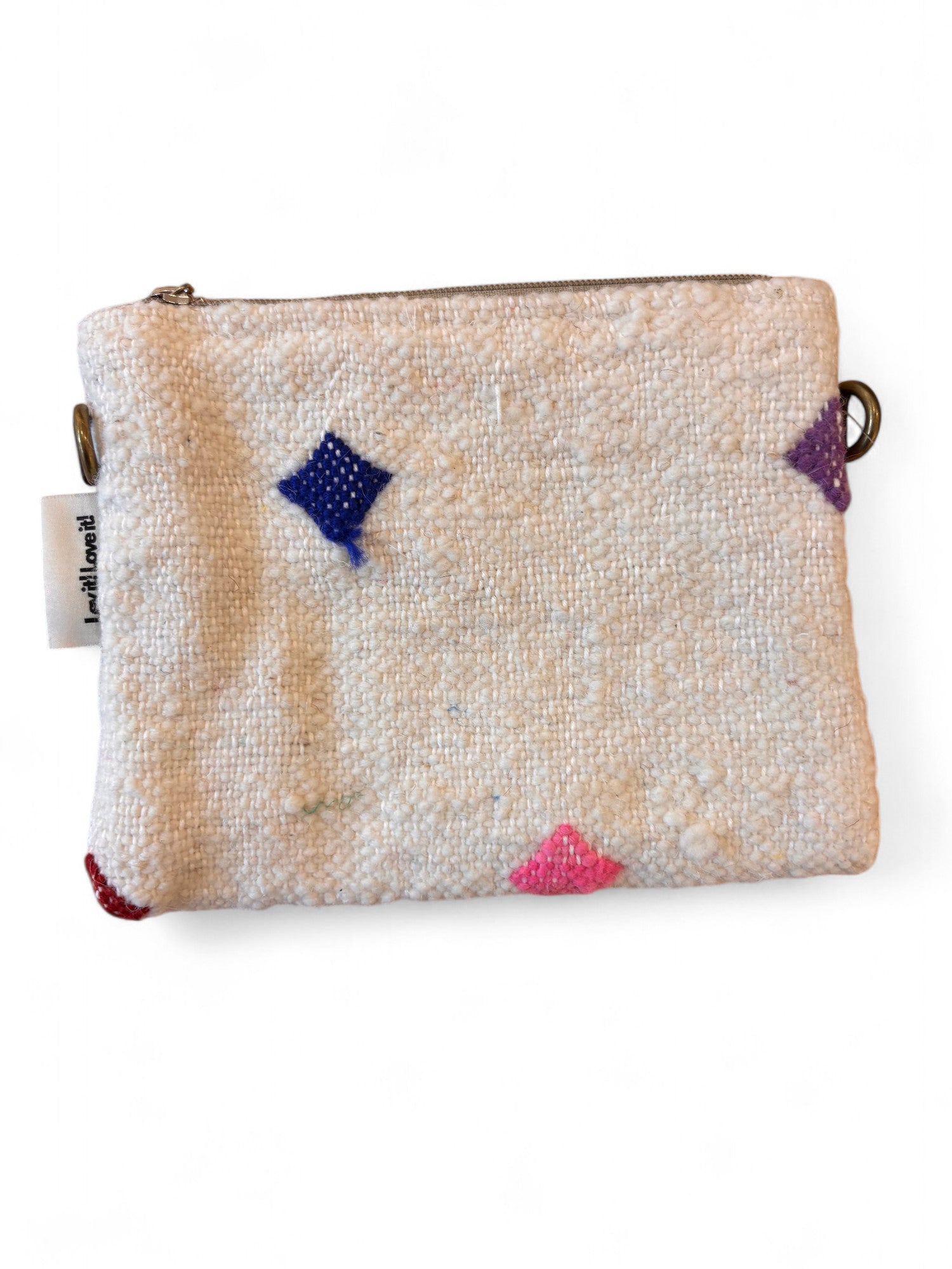Die LEY! Tasche - Colorful Line (15x20cm) ist eine kleine, rechteckige weiße Schurwolltasche mit strukturiertem Stoff, bunten Rautenmustern in Blau, Pink, Lila und Rot, einem Reißverschluss, Handarbeit Marrakesch-Details, Seitenanhänger und Metallschlaufen.