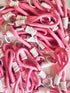 Ein verworrener Haufen LEY! Schlüsselanhänger - rosa, mit rosafarbenen Kordeln mit weißen Windungen und Kunststoffringen - ideal als Schlüsselanhänger oder trendiges Taschenaccessoire.