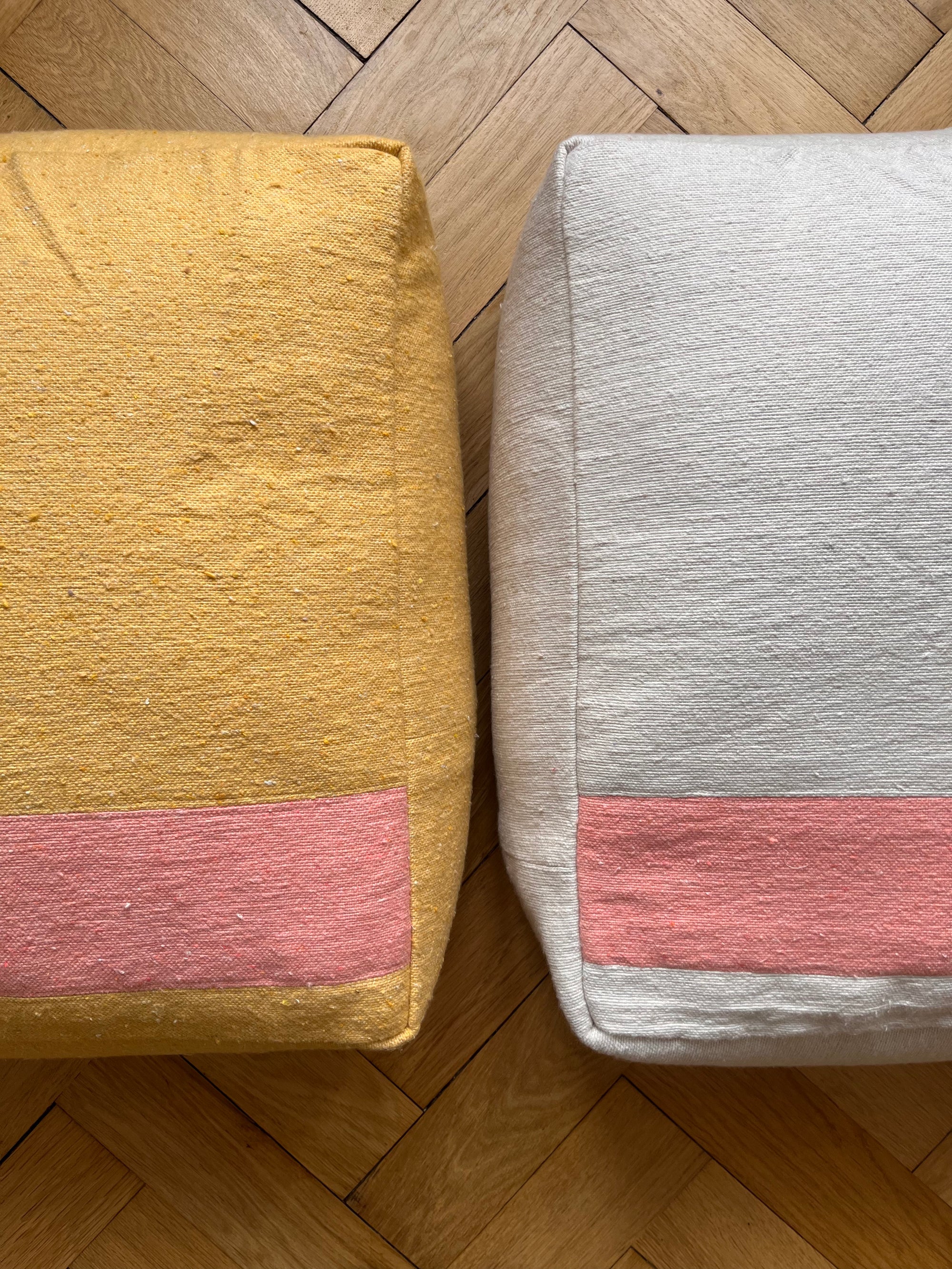 Bodenkissen aus Baumwolle für Wohnzimmer oder Kinderzimmer. Sitzsack oder Stapelstein aus Hochzeitsdecke und Baumwolldecken in 60x60x25cm. Hergestellt in Handarbeit in Marrakesch.