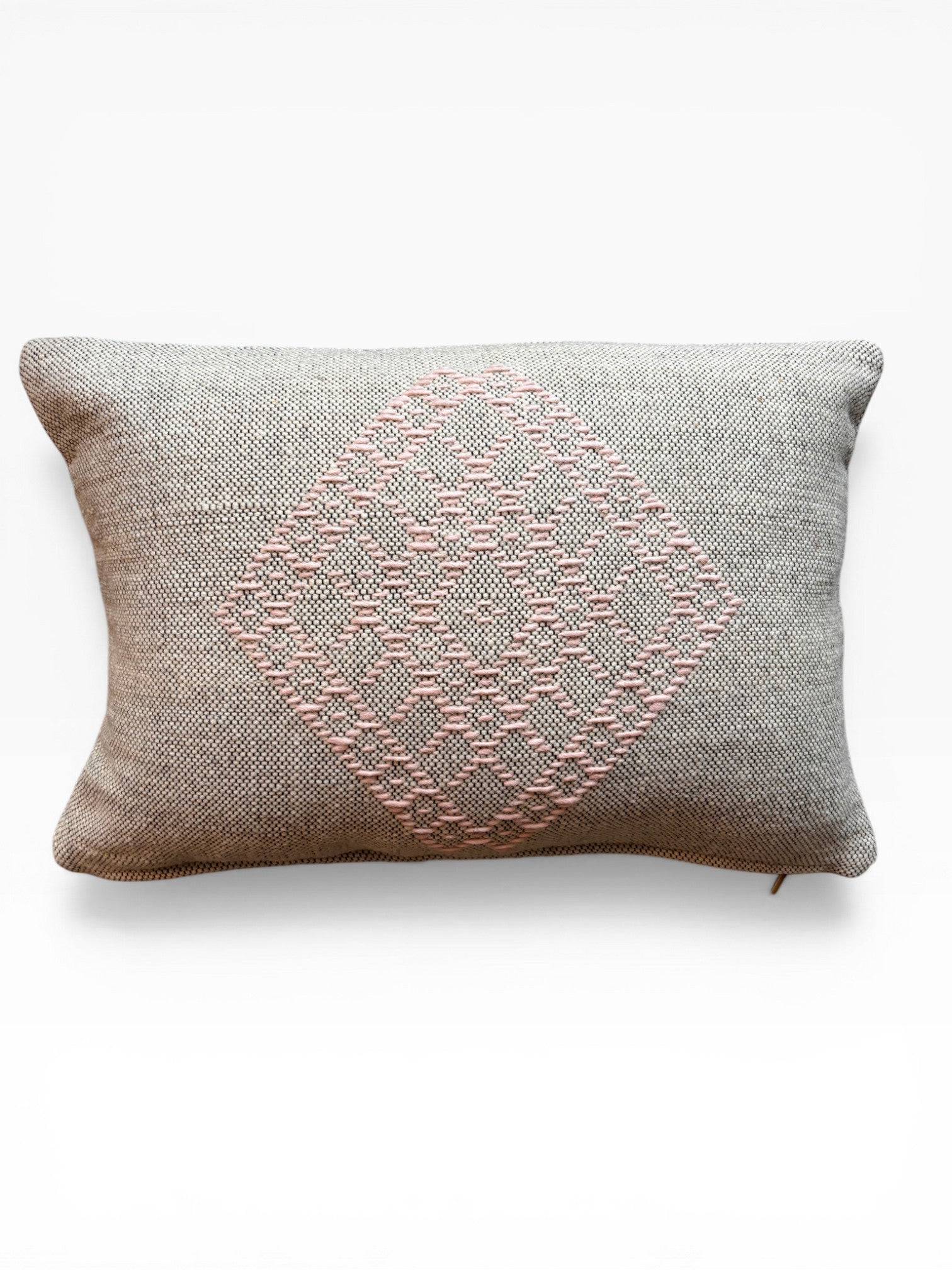 Das LEY! Heritage Line Kissen in Rosé (40 x 60 cm) zeigt ein rechteckiges, graues Design mit einem strukturierten, rautenförmigen, rosafarbenen Muster in der Mitte, das vom marokkanischen Stil inspiriert ist, auf weißem Hintergrund.