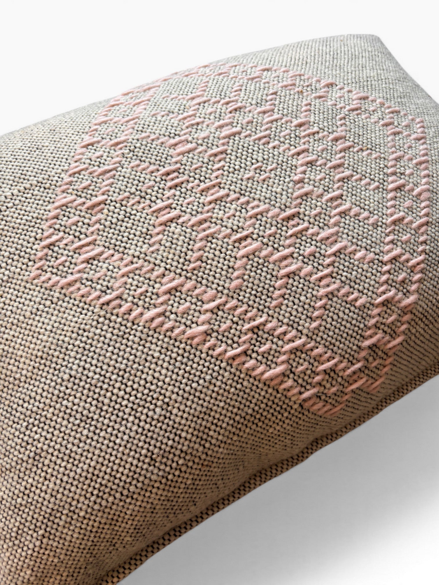 Eine Nahaufnahme des LEY! Heritage Line Kissen in Rosé (40 x 60 cm) zeigt das detailreiche geometrische Muster in Rosé, das vom marokkanischen Stil inspiriert ist.