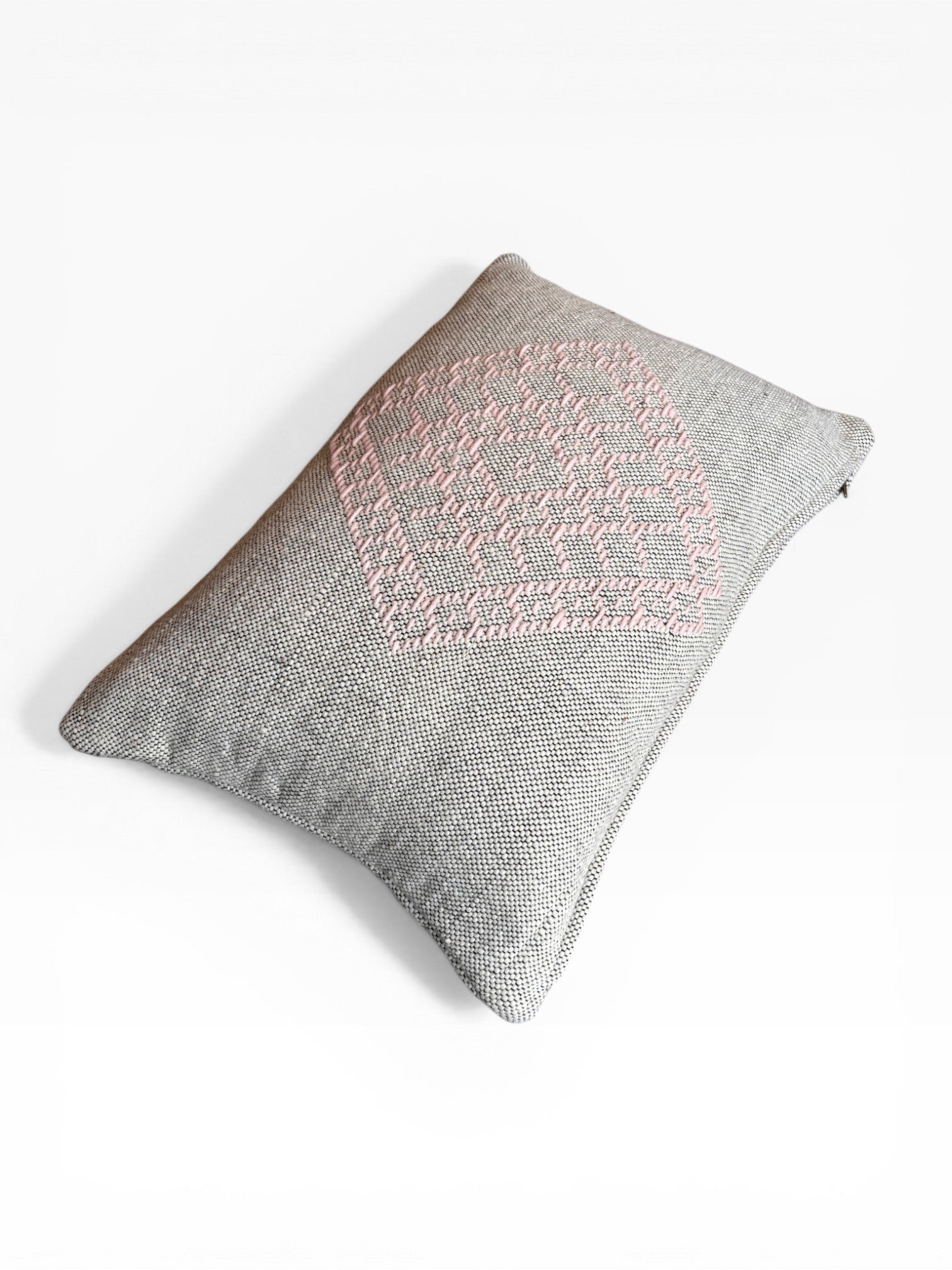Das LEY! Heritage Line Kissen - Rosé (40 x 60 cm) ist ein rechteckiges, graues Kissen mit einem strukturierten, geometrischen Herz in der Mitte, das modernen Charme mit marokkanischem Stil verbindet und auf weißem Hintergrund abgebildet ist.