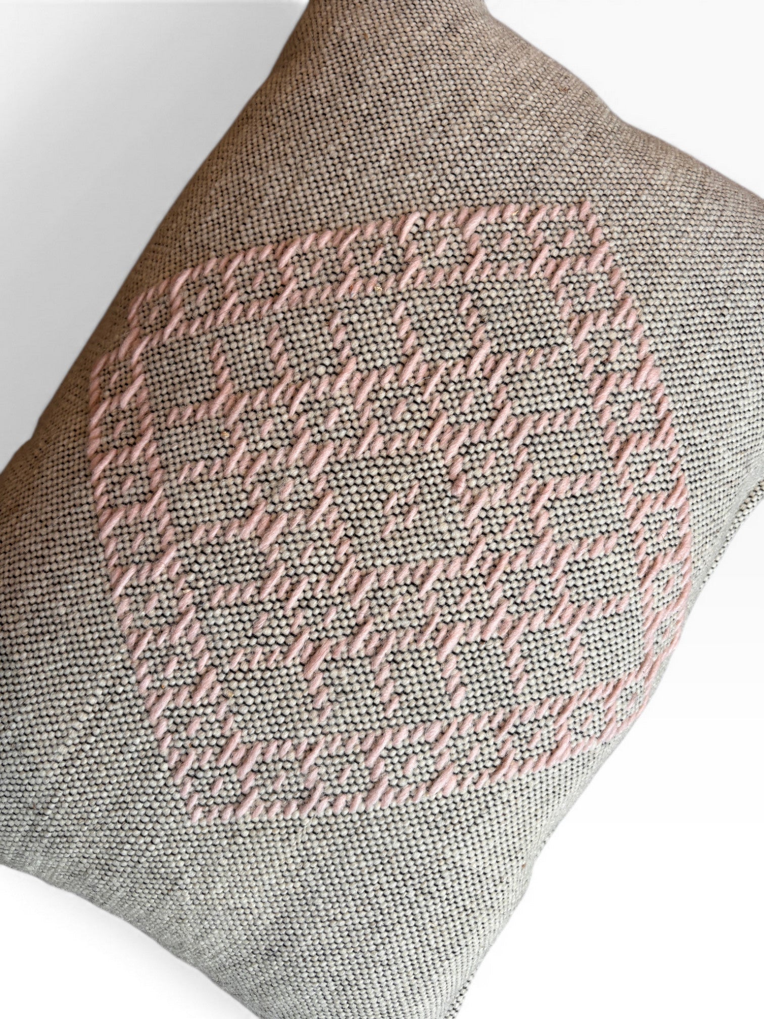 Das Heritage Line Kissen - Rosé von LEY! ist ein rechteckiges, hellgraues Kissen (40 x 60 cm) mit detaillierter geometrischer Stickerei in zartem Rosa, das jedem Raum einen strukturierten marokkanischen Stil verleiht.