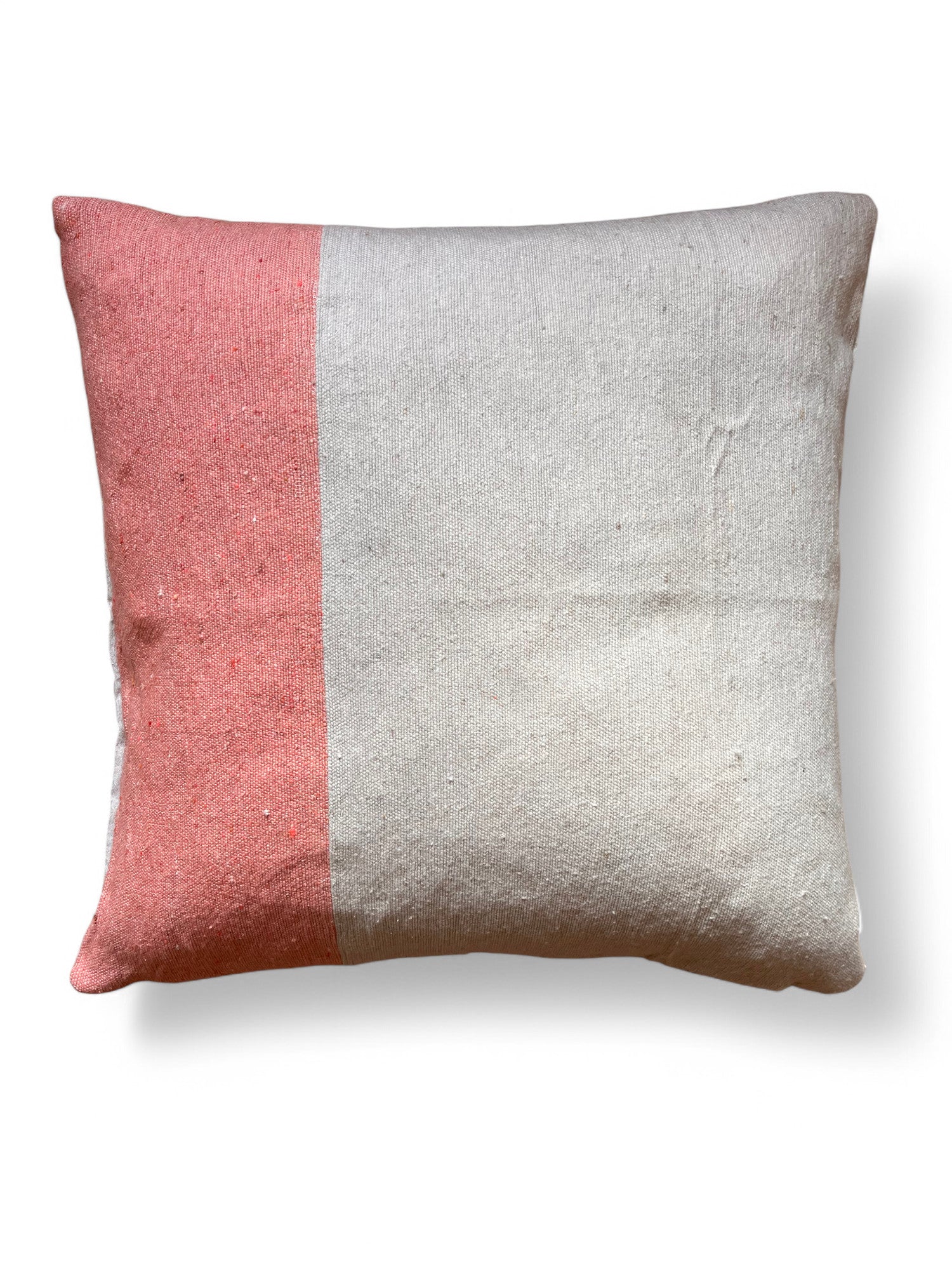 Das Kissen - Amela 60x60 von LEY! ist ein handgefertigtes, rechteckiges Kissen aus der Spring Line mit einem schlichten, vertikalen Schnitt in gedämpftem Rosa und Off-White auf strukturiertem Stoff - perfekt als stilvoller Akzent in Ihrem Raum.