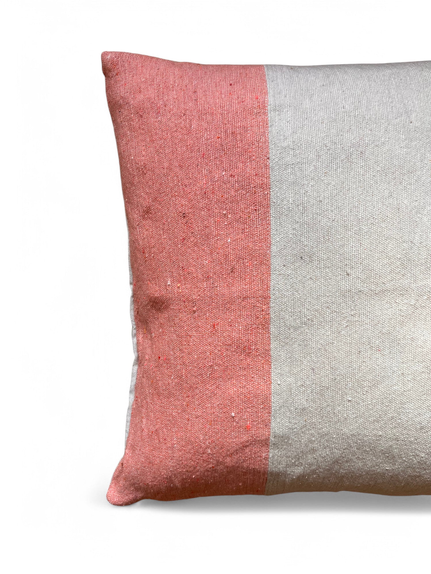 Das Kissen - Amela 60x60 von LEY! zeichnet sich durch handgefertigte Marrakescher Handwerkskunst mit strukturiertem rosa Stoff auf der linken und hellbeigem auf der rechten Seite vor einem strahlend weißen Hintergrund aus.
