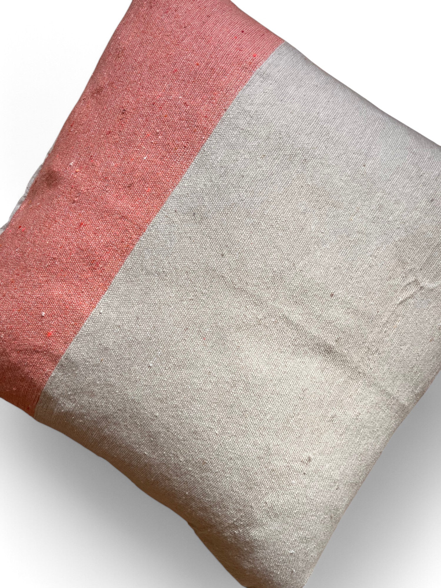 Das Kissen - Amela 60x60 von LEY! zeigt ein schlichtes, handgefertigtes Marrakesch-Design mit gedämpften roten und beigen Abschnitten, die diagonal geteilt sind, auf weißem Hintergrund. Spring Line.
