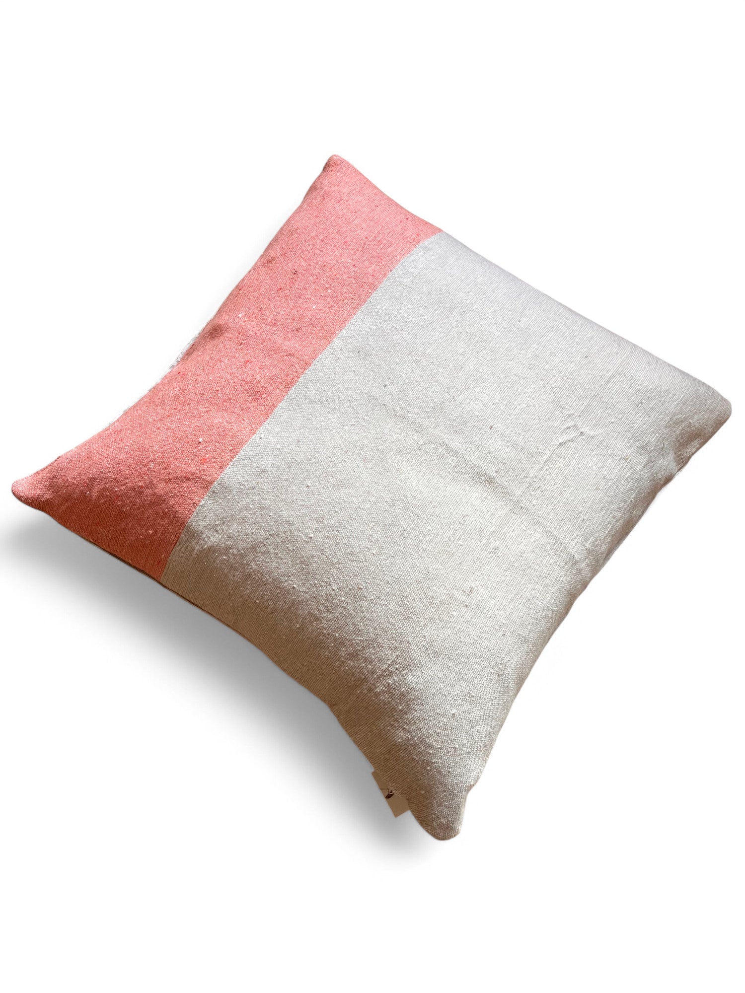 Das Kissen - Amela 60x60 von LEY! hat ein schlichtes zweifarbiges Design in Hellrosa und Off-White, wird in Marrakesch handgefertigt und ist auf weißem Hintergrund abgebildet.