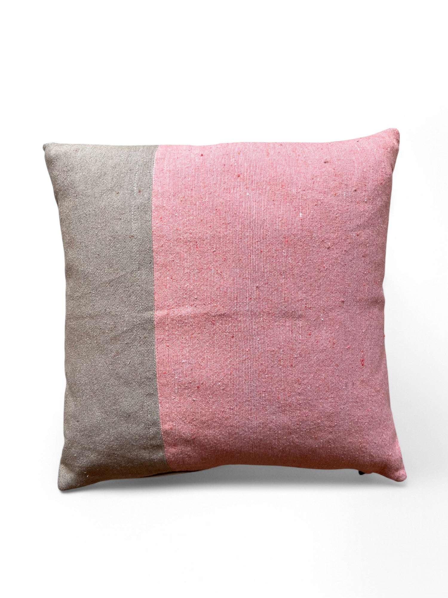 Das Kissen - Asma 40x40 von LEY! ist handgefertigt in Marrakesch aus 100% Baumwolle und überzeugt mit schlichtem Design: zwei vertikale Farbblöcke - links hellbraun, rechts zartrosa - auf weißem Hintergrund.