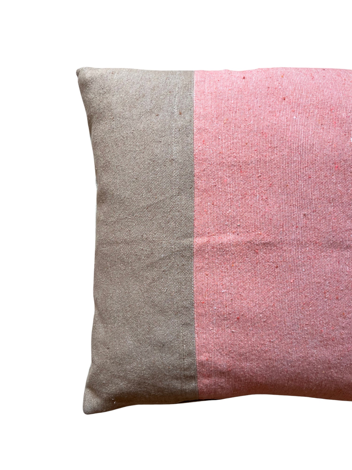 Das Kissen - Asma 40x40 von LEY! besticht durch sein zweifarbiges Design in Beige und Pink, ist handgefertigt aus 100% Baumwolle und wird stilvoll auf weißem Hintergrund präsentiert.