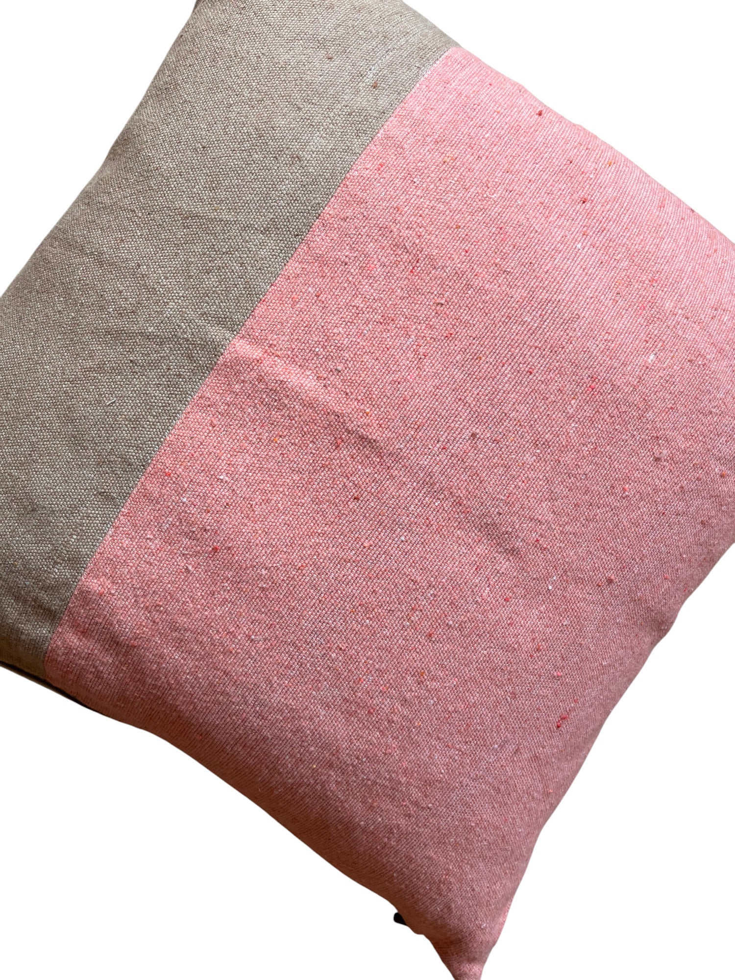 Das Kissen - Asma 40x40 von LEY! ist handgefertigt in Marrakesch aus 100% Baumwolle und zeigt ein zweifarbiges Design: eine beige sowie eine größere pinke Seite, präsentiert vor weißem Hintergrund.