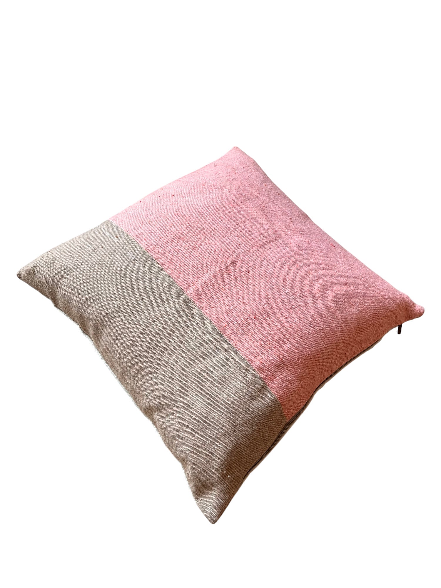 Das Kissen - Asma 40x40 von LEY! präsentiert ein handgefertigtes Two-Tone-Design aus 100% Baumwolle: Eine Seite ist hellbraun, die andere rosa. Das quadratische Kissen liegt flach auf weißem Hintergrund.