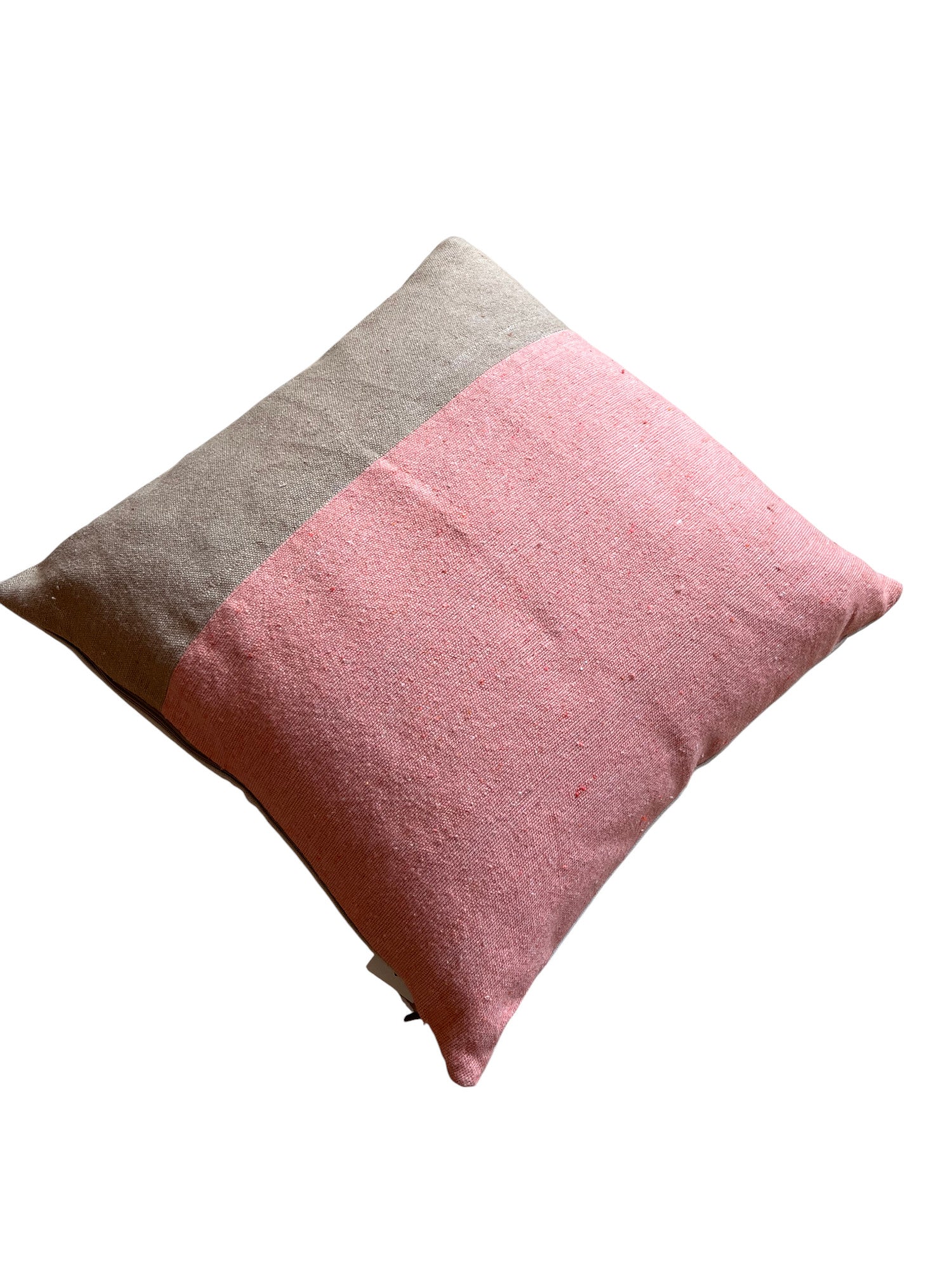 Das Kissen - Asma 40x40 von LEY! ist ein handgefertigtes, quadratisches Marrakesch-Kissen mit einem zweifarbigen, hellbraunen und rosafarbenen Design, hergestellt aus 100% Baumwolle und abgebildet auf einem weißen Hintergrund.