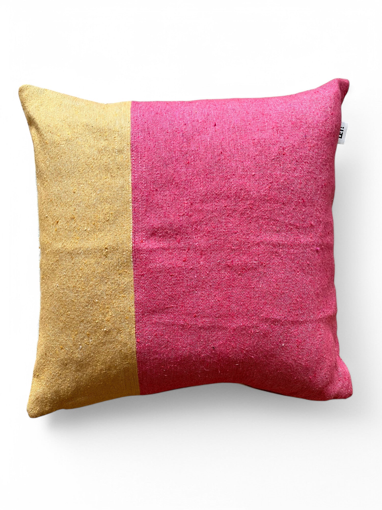 Das Kissen - Alinya 60x60 von LEY! ist ein rechteckiges Kissen, halb goldgelb und halb leuchtend rosa. Dieses handgefertigte Stück aus Marrakesch verfügt über einen Baumwollbezug für lebendigen Komfort und auffälligen Stil.