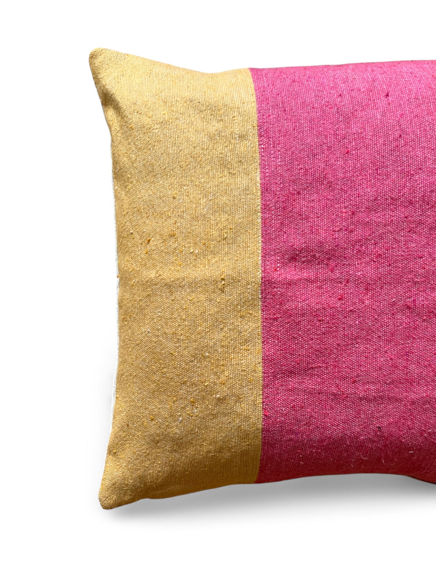 Das Kissen - Alinya 60x60 von LEY! ist ein rechteckiges Kissen mit strukturiertem Stoff und einem Farbblock-Design in Senfgelb und leuchtendem Pink, inspiriert von der Spring Line - perfekt, um jedem Raum einen einzigartigen Touch zu verleihen.
