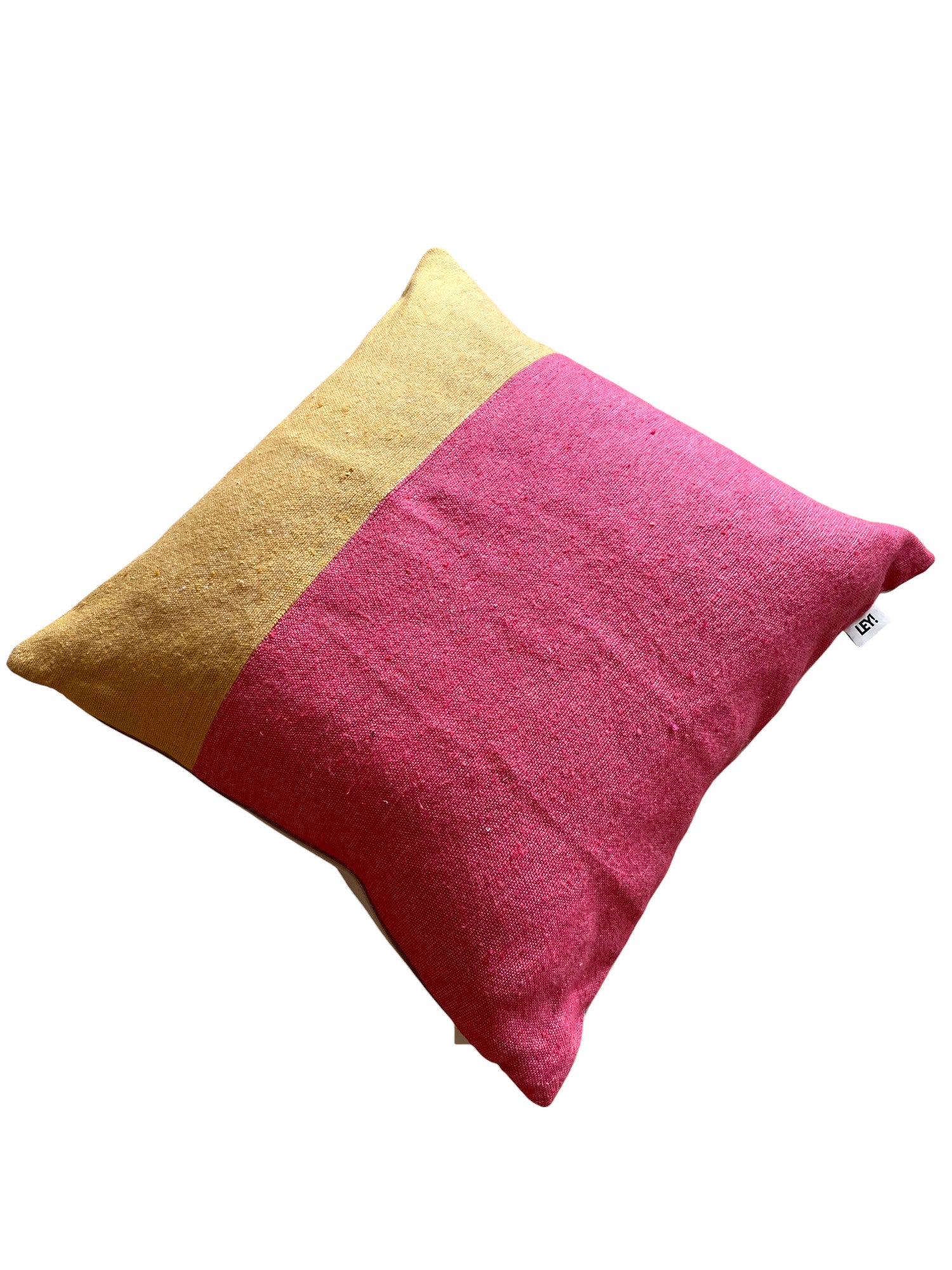 Das Kissen - Alinya 60x60 von LEY! zeigt ein zweifarbiges Design mit senfgelben und leuchtend rosa Seiten, inspiriert von unserer Frühlingslinie und handgefertigt in Marrakesch, auf weißem Hintergrund.