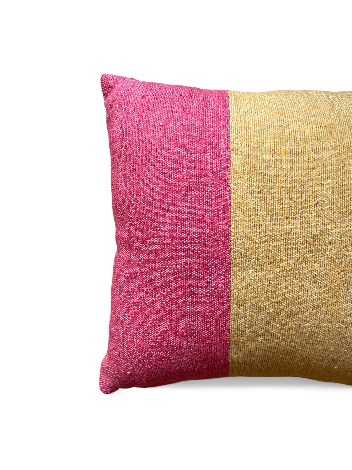 Das Kissen - Alinya 40x40 von LEY! ist ein rechteckiges, handgemachtes Kissen mit strukturierter Oberfläche und vertikal geteiltem Design in Pink und Gelb - ideal als Frühlingsdeko vor weißem Hintergrund.