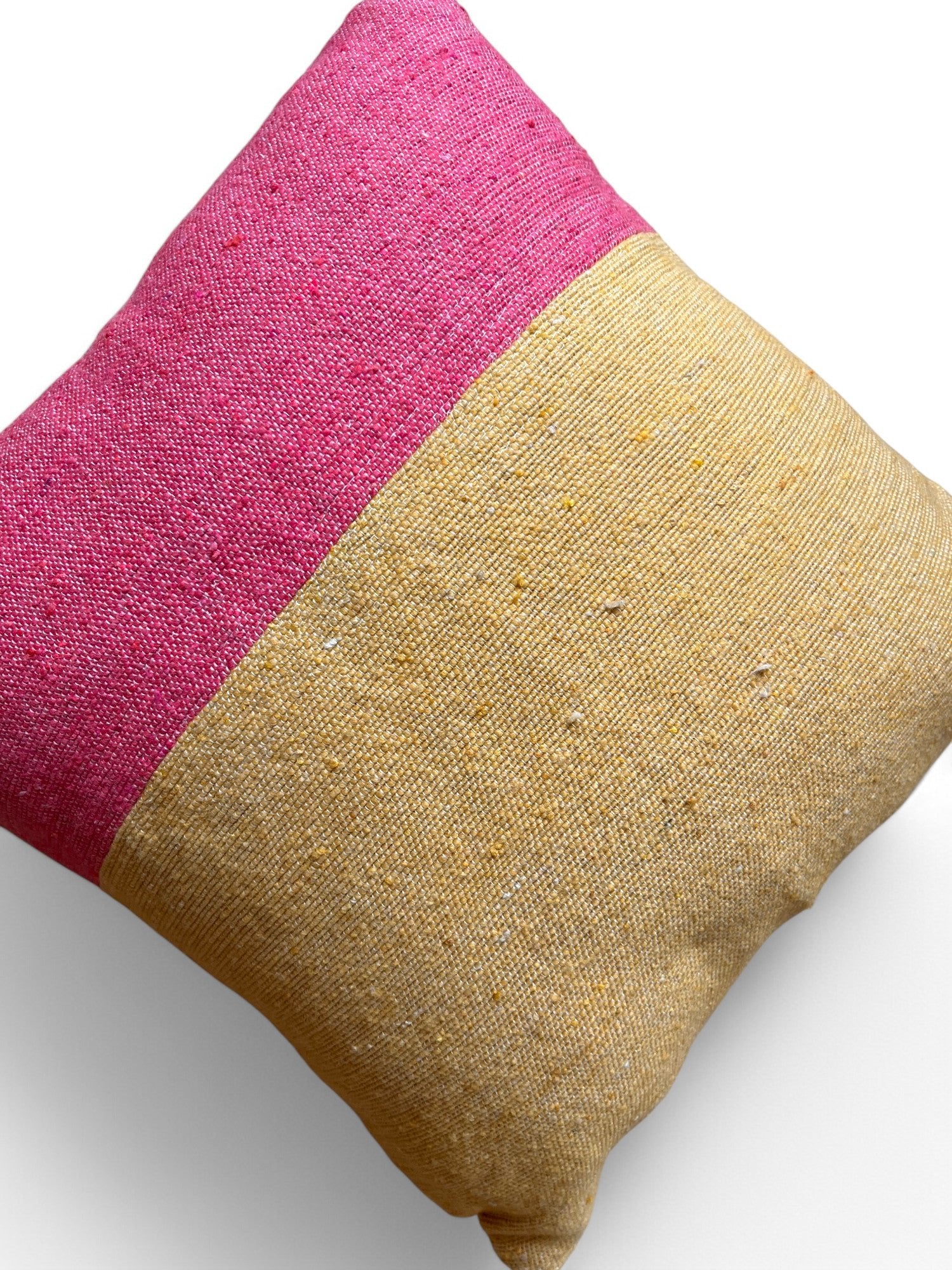 Das Kissen - Alinya 40x40 von LEY! ist ein handgemachtes, quadratisches Deko-Kissen in Pink und Gelb. Die strukturierte, gewebte Oberfläche bringt Marrakesch-Flair in Ihr Zuhause und wird auf weißem Hintergrund präsentiert.