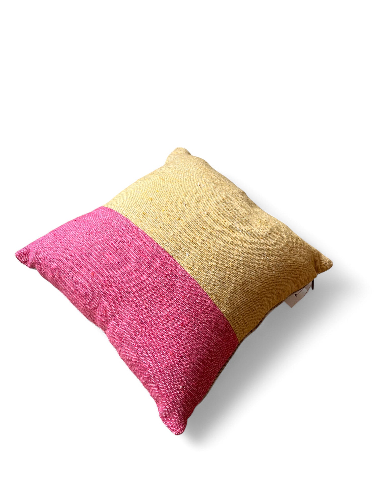 Das Kissen - Alinya 40x40 von LEY! ist ein handgemachtes, quadratisches Kissen mit zweifarbigem Design-rosa unten, gelb oben-ideal als Frühlingsdeko mit Marrakesch-Flair auf weißem Hintergrund.